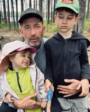 Dmitriy Kozhoma Instagram - Часть 1
Нас было 16 взрослых и 20 детей. Мы готовили на воде из реки, сплавлялись на рафтах, проходили пороги, которые можно пройти с детьми, сидели у костра, доставали телефоны только для того, чтобы снять эту красоту, ставили палатки, болтали до 2-3ч ночи.
Я впервые был в таком походе за 40 лет.
Все началось со списка. Там было очень много пунктов на разные случаи жизни, от дождевиков до средств от комаров и скальпеля. Такое ощущение , что вайлберис  и декатлон живут за счёт таких, как мы, которые впервые идут в поход))
Вещей с собой нужно было брать достаточно много. Мы сняли грузовой каршеринг, чтобы все это довезти до вокзала (нашей группой), когда мы все эти вещи сложили в одну кучу, то можно было играть в царя горы. Мы напоминали колонию муравьев, которые постоянно что-то таскают и постоянно куда-то перекладывают вещи, не хватало только матки, которая бы сидела такая жирная на вещах и раздавала указания.
Из Петрозаводска 3 ч туда, где нашу колонию ждали другие представители флоры и фауны. Они слишком усложняли нашу деятельность по перемещению вещей с одного места в другое. Отмахиваться было нечем, так как наши руки были заняты. Пока поход заключался в том, чтобы перетаскивать вещи. Я прям так и спросил: «В этом и есть кайф похода? В перетаскивании вещей?»
Мне так и ответили: « А ты успеваешь ещё о чём-то думать в этот момент?»
И тут ведь действительно не поспоришь, мысль одна в голове «нах…я мне это надо» - других не было.
После того, как мы в очередной раз вытащили вещи, их нужно было разложить по гидракам.
Гидрак- непромокаемый мешок. 
Ок. С эти заданием мы справились. Казалось, что мы участвуем в съемке карельского сериала «Игра в кальмара»
Уставать ещё было рано, так как нас дальше ждали рафты, которые нужно было накачать, Слава богу не ртом, но в сопровождении палящего солнца, оводов и комаров. Живности  было дохера, как Грэмми у Эмми Вайнхаус в один год. С этим заданием мы тоже справились, никого не потеряли от потери крови.
Теперь нужно было все вещи сложить на рафты. После того, как мы сложили вещи на лодки- рафты( их было 4) , один лопнул и начал сдуваться.
Продолжение в следующем посте👆
#кожома#kozhoma