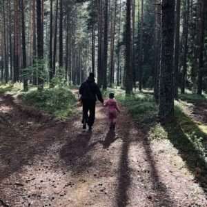 Dmitriy Kozhoma Instagram - Поход номер 2 Карелия❗️
Нас опять 40 человек, основная масса дети!
Когда ты идешь в поход второй раз, а первый сильно понравился, то у тебя завышенные ожидания. Это как с сериалами, если первый сезон получился удачным, то на втором большая ответственность, ему явно сложнее и ты хочешь, чтоб было не хуже.
А тут еще прогноз погоды был не на нашей стороне. Из погоды, в основном дождь. И первые слова с которыми нас встретили по приезде, звучали так: «вышел в поле, живи как свинья»
Вроде бы идем в поход второй раз и опыт нас должен был научить, брать меньше вещей, чтоб от переноса большого количества вещей, не оставалось фантомного ощущения, что сумки по прежнему в твоих руках.
Но не в этот раз, так как в меню был дождь, нужно было взять еще больше вещей.
Мы также таскали вещи, но не одни, а в сопровождении с симфоническим дождем.
Мокро было везде, только во рту было сухо.
И так, полтора часа на автобусах и мы в точке ,откуда должны были стартовать на рафтах. Дождь  по-прежнему с нами. Он совсем не отставал, он явно был в хорошей форме. 
Где-то полтора часа у нас заняло накачивание рафтов и упаковывание вещей в гидраки. И вот мы готовы плыть.
Мы выдвинулись, плыть надо было 1,5 с до первой стоянки, благо мы уложились в меньшее время. Дальше надо было разбить лагерь, поставить палатки. С этим мы справились быстро, потому что- дождь!
Камаров к счастью было мало, как людей на концертах Александра Буйного. Место стоянки хорошо продувалось и комаров, как ветром сдуло.
Дождь шел каждый день, из-за этого мы не могли сплавляться. По факту получился недешевый кемпинг в красивой Карелии. Только в последние два дня вышло солнце и все кайфанули!
К сожалению поход не получился каким мы его представляли, но прикольно было наблюдать за детьми, так как им было все равно на погодные условия, они кайфовали каждый день и находили чем заняться! А в те дни, когда было солнце, так вообще кайф. Итог.
Ходите в походы, так как там нет связи и телефон это фотоаппарат ☎️ ! 
Разговоры у костра, и запах, который не пропадает даже после стирки.
Надеюсь от этого текста не пахнет костром)#карелия2.0#кожомадмитрий #kozhoma #походы