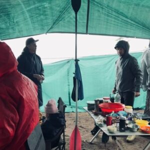 Dmitriy Kozhoma Instagram - Поход номер 2 Карелия❗️
Нас опять 40 человек, основная масса дети!
Когда ты идешь в поход второй раз, а первый сильно понравился, то у тебя завышенные ожидания. Это как с сериалами, если первый сезон получился удачным, то на втором большая ответственность, ему явно сложнее и ты хочешь, чтоб было не хуже.
А тут еще прогноз погоды был не на нашей стороне. Из погоды, в основном дождь. И первые слова с которыми нас встретили по приезде, звучали так: «вышел в поле, живи как свинья»
Вроде бы идем в поход второй раз и опыт нас должен был научить, брать меньше вещей, чтоб от переноса большого количества вещей, не оставалось фантомного ощущения, что сумки по прежнему в твоих руках.
Но не в этот раз, так как в меню был дождь, нужно было взять еще больше вещей.
Мы также таскали вещи, но не одни, а в сопровождении с симфоническим дождем.
Мокро было везде, только во рту было сухо.
И так, полтора часа на автобусах и мы в точке ,откуда должны были стартовать на рафтах. Дождь  по-прежнему с нами. Он совсем не отставал, он явно был в хорошей форме. 
Где-то полтора часа у нас заняло накачивание рафтов и упаковывание вещей в гидраки. И вот мы готовы плыть.
Мы выдвинулись, плыть надо было 1,5 с до первой стоянки, благо мы уложились в меньшее время. Дальше надо было разбить лагерь, поставить палатки. С этим мы справились быстро, потому что- дождь!
Камаров к счастью было мало, как людей на концертах Александра Буйного. Место стоянки хорошо продувалось и комаров, как ветром сдуло.
Дождь шел каждый день, из-за этого мы не могли сплавляться. По факту получился недешевый кемпинг в красивой Карелии. Только в последние два дня вышло солнце и все кайфанули!
К сожалению поход не получился каким мы его представляли, но прикольно было наблюдать за детьми, так как им было все равно на погодные условия, они кайфовали каждый день и находили чем заняться! А в те дни, когда было солнце, так вообще кайф. Итог.
Ходите в походы, так как там нет связи и телефон это фотоаппарат ☎️ ! 
Разговоры у костра, и запах, который не пропадает даже после стирки.
Надеюсь от этого текста не пахнет костром)#карелия2.0#кожомадмитрий #kozhoma #походы