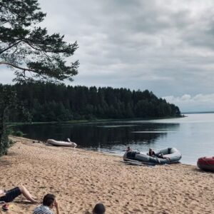Dmitriy Kozhoma Instagram - Поход номер 2 Карелия❗️
Нас опять 40 человек, основная масса дети!
Когда ты идешь в поход второй раз, а первый сильно понравился, то у тебя завышенные ожидания. Это как с сериалами, если первый сезон получился удачным, то на втором большая ответственность, ему явно сложнее и ты хочешь, чтоб было не хуже.
А тут еще прогноз погоды был не на нашей стороне. Из погоды, в основном дождь. И первые слова с которыми нас встретили по приезде, звучали так: «вышел в поле, живи как свинья»
Вроде бы идем в поход второй раз и опыт нас должен был научить, брать меньше вещей, чтоб от переноса большого количества вещей, не оставалось фантомного ощущения, что сумки по прежнему в твоих руках.
Но не в этот раз, так как в меню был дождь, нужно было взять еще больше вещей.
Мы также таскали вещи, но не одни, а в сопровождении с симфоническим дождем.
Мокро было везде, только во рту было сухо.
И так, полтора часа на автобусах и мы в точке ,откуда должны были стартовать на рафтах. Дождь  по-прежнему с нами. Он совсем не отставал, он явно был в хорошей форме. 
Где-то полтора часа у нас заняло накачивание рафтов и упаковывание вещей в гидраки. И вот мы готовы плыть.
Мы выдвинулись, плыть надо было 1,5 с до первой стоянки, благо мы уложились в меньшее время. Дальше надо было разбить лагерь, поставить палатки. С этим мы справились быстро, потому что- дождь!
Камаров к счастью было мало, как людей на концертах Александра Буйного. Место стоянки хорошо продувалось и комаров, как ветром сдуло.
Дождь шел каждый день, из-за этого мы не могли сплавляться. По факту получился недешевый кемпинг в красивой Карелии. Только в последние два дня вышло солнце и все кайфанули!
К сожалению поход не получился каким мы его представляли, но прикольно было наблюдать за детьми, так как им было все равно на погодные условия, они кайфовали каждый день и находили чем заняться! А в те дни, когда было солнце, так вообще кайф. Итог.
Ходите в походы, так как там нет связи и телефон это фотоаппарат ☎️ ! 
Разговоры у костра, и запах, который не пропадает даже после стирки.
Надеюсь от этого текста не пахнет костром)#карелия2.0#кожомадмитрий #kozhoma #походы
