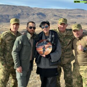 Dmitriy Pchela Instagram - ПРЕМЬЕРА❗️❗️❗️СЕГОДНЯ 23 ФЕВРАЛЯ В ДЕНЬ ЗАЩИТНИКА ОТЕЧЕСТВА «ГЛАЗ ПУСТЫНИ» 
НА НТВ @ntvru В 19.35 ❗️❗️❗️ 
КИНО ПРО НАСТОЯЩИХ МУЖЧИН!
@eshirikov @actorsergeykomarov @vohmini @max_trigubchak @alferov_me @premier_online 
 И, КОНЕЧНО ЖЕ, ВСЕХ МУЖИКОВ С ПРАЗДНИКОМ!!! УРА!!!
