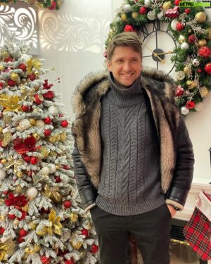 Dmitriy Pchela Instagram - Друзья, наконец-то,выдалось время поздравить ВАС с Новым Годом и Рождеством!!! 

Пусть этот год подарит вам много радостных событий и талантливых людей! 
Открывайте для себя мир и открывайтесь миру.
Исполняйте свои мечты и ничего не бойтесь, побольше улыбайтесь и радуйтесь мелочам! 
И всё будет)
С любовью, Дмитрий Пчела)

P.S. С наступающим Старым Новым Годом!