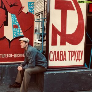 Dmitriy Pchela Instagram - Мы закончили снимать «Комитет»… Больше года жизни вместе… Когда группа становится близкой и родной…Когда приходить на площадку в радость, а время летит незаметно… Когда появляется дружба… Наверное, именно о ДРУЖБЕ мы и снимали наше кино! 
Хочу поблагодарить компанию @triiks_media , Инессу Юрченко и Сергея Щеглова за доверие и возможность стать частью этого проекта. Сценариста Андрея Тумаркина за великолепную историю, нашего режиссера Михаила Вассербаума за титанический труд и неравнодушие , всю нашу команду профессиональных и талантливых людей. Ребята, я уже по вам скучаю!
А главное, поблагодарить своих партнеров @konstantinov_actor и @mitiashin_original , парни работать с вами было радостью!!! Мы славно бились за Родину!
Ждём премьеру!!!
#Комитет #дмитрийпчела