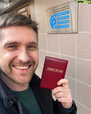 Dmitriy Pchela Instagram - Не прошло и 7 лет, как я защитил свой диплом на Высших Курсах Сценаристов и Режиссеров. Теперь, я еще и Кинорежиссер.
Урааа, товарищи!!!!
Благодарность мастерам : В.И. Хотиненко, В.А. Фенченко, П.К. Финну. Ректору В.И. Суменовой,
О.Н. Сикоре, всей учебной и технической части курсов. 
Но, главная благодарность моим друзьям, которые помогли реализовать мою дипломную работу «План Б». Женя Баранов @eugenebaranov , мой друг, без тебя, конечно, я бы не вытянул. Люблю тебя! @akochubey , @alexandrakorakina , @a.pavlyutina , @golevy , вы невероятные!!! Моим артистам: @ovchinikovs и @egothatyoulike , вы мои первые, это навсегда!❤️
Всей нашей съемочный группе и всем кто помогал на этапе производства. @ermoshinofficial , Федя тебе отдельное, спасибо!
@marinanaumova73 , @tinatin_barkalaya ,спасибо!
Я доволен, я доволен, я доволен.
Теперь, только, вперед!
#дмитрийпчела