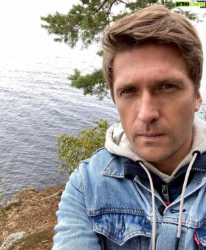 Dmitriy Pchela Instagram - Старый Валаам…

Я вижу слезы, блистающие глаза, новые лица, просветленные. Стискивает в груди восторгом. Какая сила, какой разливающийся восторг! И – чувствуется – какая связанность. Всех связала и всех ведет, и поднимает, и уносит это единое – эта общая песнь – признанье – «Единому безгрешному». Все грешные, все одинаки, все притекаем, все приклоняемся. Такого не испытывалось ни от Штирнеров, ни от Спенсеров, ни от Штраусов, ни от Шекспира даже. Я чувствую – мой народ. И какой же светлый народ, какой же добрый и благостный. Не предчувствую ничего.

Иван Шмелёв