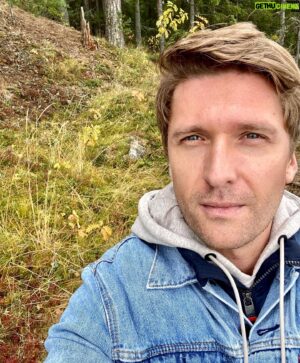 Dmitriy Pchela Instagram - Старый Валаам…

Я вижу слезы, блистающие глаза, новые лица, просветленные. Стискивает в груди восторгом. Какая сила, какой разливающийся восторг! И – чувствуется – какая связанность. Всех связала и всех ведет, и поднимает, и уносит это единое – эта общая песнь – признанье – «Единому безгрешному». Все грешные, все одинаки, все притекаем, все приклоняемся. Такого не испытывалось ни от Штирнеров, ни от Спенсеров, ни от Штраусов, ни от Шекспира даже. Я чувствую – мой народ. И какой же светлый народ, какой же добрый и благостный. Не предчувствую ничего.

Иван Шмелёв