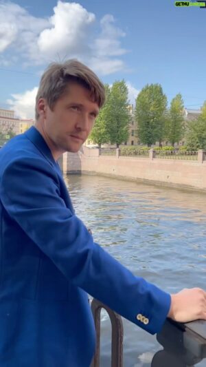 Dmitriy Pchela Instagram - Друзья, я хочу поделиться с вами своим открытием – ателье индивидуального пошива @damerino_atelier, благодаря которому у меня теперь есть эксклюзивный костюм, сделанный специально для меня ! Ничего не могу с собой поделать, люблю качественную и стильную одежду, особенно синие костюмчики))) В ателье можно выбрать лучшие итальянские и английские ткани для пошива, а также полностью персонализировать изделие – от фасона и отделки до пуговиц и подкладки. Благодаря команде Damerino, костюм получился превосходный ! Спасибо вам, ребята я в восторге!❤️

#дмитрийпчела #damerinoatelier #премиальноеателье #индивидуальныйпоши