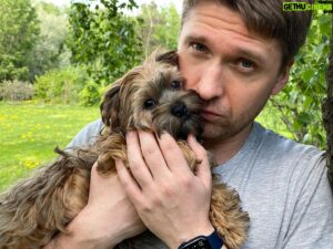 Dmitriy Pchela Instagram - Ребята, мало того, что мне сегодня 40 лет в обед, так у меня еще появился настоящий друг, свирепый РУСАЛ, малыш Бруно! Невероятного обаяния собака! Принимаю поздравления))) Крепко вас всех обнимаю! Будьте добры и веселы!
#дмитрийпчела #деньрождения #юбилей #40летвобед