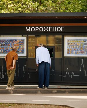 Dmitriy Pozov Instagram - Опять блин папарацци, даже мороженое не покушать спокойно