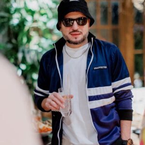 Dmitriy Pozov Instagram - Сфоткался, когда еще не надо было на работу. А лицо как раз подходит к сегодняшнему дню. Когда понял, что пора уже че-то делать. Как праздники?
