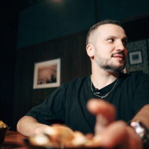 Dmitriy Pozov Instagram - Сфоткался на фоне своих рук.
