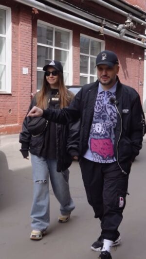 Dmitriy Pozov Instagram - Мы выбрали машину! Пишите в комментах догадки какую.

Люблю, когда меня может что-то заинтересовать. От мысли «может быть пора сменить машину на побольше» я быстро долетел до приключения «поиск машины». Но в таких случаях поиски надо доверять людям, которые сильно шарят. И @karberi.ru (и их отдел @karberi.import ) помогли. Тот случай, когда рекомендую категорически. Когда в процессе выполнения задачи еще и заводишь интересные знакомства (что мне дается обычно сложно).

У этого видоса есть продолжение. Оно про меня и Катю. И оно выйдет в телеге чуть позже.