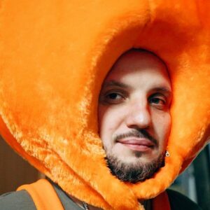 Dmitriy Pozov Instagram - Сфоткался для новогоднего настроения. Вот бы в детстве мне такой костюм на утренник. А я мушкетером был. Кто кем был на утренниках?