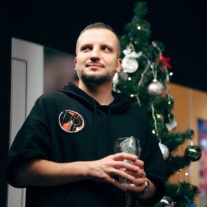 Dmitriy Pozov Instagram - Сфоткался со стаканом у елки. Смотрели наш ЧМ на диване? Как вам?
