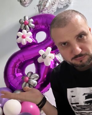 Dmitriy Pozov Instagram - Сфоткался, чтобы поздравить вас с 8 Марта!