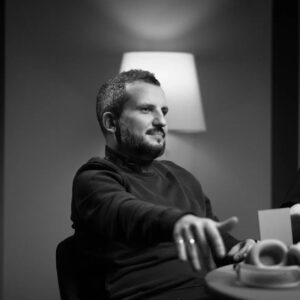 Dmitriy Pozov Instagram - Сфоткался типа ухожу из громкого вопроса и дерзко кидаю наушники на стол. Норм?