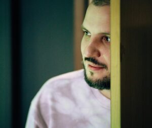 Dmitriy Pozov Instagram - Сфоткался в двери. Кто чем занят?