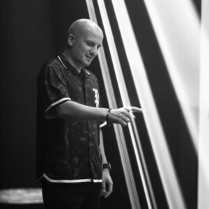 Dmitriy Pozov Instagram - Сфоткался. Это я баловался с лазерами. Вы че делаете?