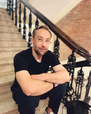 Dmitriy Shepelev Instagram - Очень удобно, что дети повзрослели на столько, что уже могут помочь запилить контент. Ну а что, мы зря их растили что ли? 😅