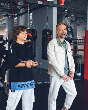Dmitriy Shepelev Instagram - Вижу, что хобби-шоу «1,5 спортсмена» на ОК зашло не только моим родственникам, которым нравится всё что я делаю, но и многим другим. 2, 3, 5 миллионов просмотров - просто 🚀 Спасибо вам за это, нам с @zhukovangel очень приятно. Новый выпуск по ссылке в сторис 🤍