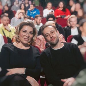 Dmitriy Shepelev Instagram - Если было бы можно, я всю съемку смотрел бы на @eskulkina Красивая она очень! Но пришлось смотреть «Концерты». И вы посмотрите. Они в эфире ТНТ с 26 марта.
p.s. Спасибо, что хотя бы рядом посадили.