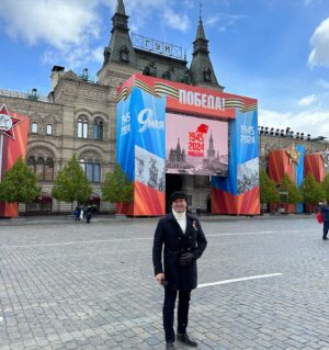 Dmitriy Yashankin Instagram - С ДНЁМ ПОБЕДЫ !!!

С детства смотрел парад по телеку , 
смотрел с самого детства.
И  мне всегда нравилось , нравилось очень.
Мощно , сильно , исторично , патриотично .

А тут предоставилась возможность побывать на Красной площади и увидеть парад вживую .

Помниться пару лет назад кто-то из знакомых пришел с парада , жаловался что обгорел на солнце 😅 Я думал, вот говнюк , был на параде , видел вживую и жалуется !!! 

Я сегодня стучал зубами как никогда в жизни 😂 Холодно было очень ! 
Но я смотрел на этих ребят , которые стояли с 8 утра и шагали в ногу , не прикоснувшись к замёрзшему носу ни разу . Наблюдал за оркестром и женским батальоном в летней форме . И не понимал , что это за люди , почему им не холодно ? Терминаторы какие-то . Где их набрали ?! 

Старался тоже вида не подавать , но не получалось 🥶 трясло от холода , хотя я старался держаться , да и оделся вроде потеплее 🫤 потеплее чем обычно в мае )

Но я не жалуюсь , я хвастаюсь ☝🏻😉

В общем парад , это как хоккей ! По телеку понятнее , виднее и интереснее . 
Но атмосферу не передать ! Атмосфера на месте события это что-то особенное , неописуемое . 
Сопричастность к событию , к истории , к этому вот моменту в жизни … 
До мурашек . 
И не от холода 😉