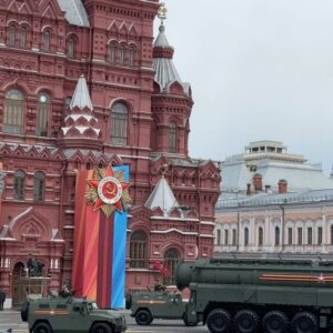 Dmitriy Yashankin Instagram - С ДНЁМ ПОБЕДЫ !!!

С детства смотрел парад по телеку , 
смотрел с самого детства.
И  мне всегда нравилось , нравилось очень.
Мощно , сильно , исторично , патриотично .

А тут предоставилась возможность побывать на Красной площади и увидеть парад вживую .

Помниться пару лет назад кто-то из знакомых пришел с парада , жаловался что обгорел на солнце 😅 Я думал, вот говнюк , был на параде , видел вживую и жалуется !!! 

Я сегодня стучал зубами как никогда в жизни 😂 Холодно было очень ! 
Но я смотрел на этих ребят , которые стояли с 8 утра и шагали в ногу , не прикоснувшись к замёрзшему носу ни разу . Наблюдал за оркестром и женским батальоном в летней форме . И не понимал , что это за люди , почему им не холодно ? Терминаторы какие-то . Где их набрали ?! 

Старался тоже вида не подавать , но не получалось 🥶 трясло от холода , хотя я старался держаться , да и оделся вроде потеплее 🫤 потеплее чем обычно в мае )

Но я не жалуюсь , я хвастаюсь ☝🏻😉

В общем парад , это как хоккей ! По телеку понятнее , виднее и интереснее . 
Но атмосферу не передать ! Атмосфера на месте события это что-то особенное , неописуемое . 
Сопричастность к событию , к истории , к этому вот моменту в жизни … 
До мурашек . 
И не от холода 😉