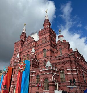 Dmitriy Yashankin Instagram - С ДНЁМ ПОБЕДЫ !!!

С детства смотрел парад по телеку , 
смотрел с самого детства.
И  мне всегда нравилось , нравилось очень.
Мощно , сильно , исторично , патриотично .

А тут предоставилась возможность побывать на Красной площади и увидеть парад вживую .

Помниться пару лет назад кто-то из знакомых пришел с парада , жаловался что обгорел на солнце 😅 Я думал, вот говнюк , был на параде , видел вживую и жалуется !!! 

Я сегодня стучал зубами как никогда в жизни 😂 Холодно было очень ! 
Но я смотрел на этих ребят , которые стояли с 8 утра и шагали в ногу , не прикоснувшись к замёрзшему носу ни разу . Наблюдал за оркестром и женским батальоном в летней форме . И не понимал , что это за люди , почему им не холодно ? Терминаторы какие-то . Где их набрали ?! 

Старался тоже вида не подавать , но не получалось 🥶 трясло от холода , хотя я старался держаться , да и оделся вроде потеплее 🫤 потеплее чем обычно в мае )

Но я не жалуюсь , я хвастаюсь ☝🏻😉

В общем парад , это как хоккей ! По телеку понятнее , виднее и интереснее . 
Но атмосферу не передать ! Атмосфера на месте события это что-то особенное , неописуемое . 
Сопричастность к событию , к истории , к этому вот моменту в жизни … 
До мурашек . 
И не от холода 😉