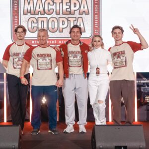 Dmitriy Yashankin Instagram - С Великим праздником Пасхи !!!

Храни вас Бог !!!