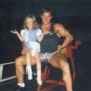 Dmitriy Yashankin Instagram - Я ЖЕНИЛСЯ В 17 лет . 
Дочка родилась в 1995 . 
Родители поддержали , помогли и со свадьбой и с трудностями , поняли , приняли.
Папа из меня конечно вышел не самый лучший, работа , разъезды , поиск возможностей , спорт , выступления , первый бизнес . 
Прожили мы вместе не долго , семью сохранить не удалось . 
Наташке было 2,5 года , когда в 1998 я переехал в Москву . 
Оставил ее в Димитровграде с ее мамой . Тяжело было , винил себя , переживал ,  депрессировал . 
Но потом нашел себя, друзей , работу , успокоился , принял ситуацию и начал , так сказать , новую жизнь .
К дочке приезжал , привозил подарки , брал на прогулки , ходил в кафешки , пытался как-то участвовать в жизни девочки , радовать по возможности . 
Родителям низкий поклон , помогали , воспитывали , общались , растили . А когда переехали в Екатеринбург, Наташка переехала к ним и поступила в институт. 
Ей уже 28 , взрослый человек, красивая женщина. 
А для меня она та же , маленькая, миленькая, веселая, беззаботная , кудрявая девчонка и я до сих пор поздравляю её с Днём защиты детей 😉
И Слава Богу за всё , возможно если бы не та ситуация и не те затруднения, всё было бы по другому . Или вообще не было .

В 2000 я встретил любовь всей своей жизни 🥰, мы поженились и у нас появились замечательные , прекрасные , любименькие детишечки Юрасичка и Алёшенька …
А сейчас это уже здоровые ,взрослые , бородатые мужики 😅 
ну эту историю вы уже знаете 😂

Москва, Круглое озеро , 1 июня 2024 г