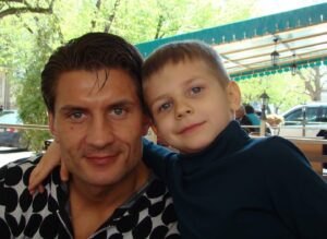 Dmitriy Yashankin Instagram - Я ЖЕНИЛСЯ В 17 лет . 
Дочка родилась в 1995 . 
Родители поддержали , помогли и со свадьбой и с трудностями , поняли , приняли.
Папа из меня конечно вышел не самый лучший, работа , разъезды , поиск возможностей , спорт , выступления , первый бизнес . 
Прожили мы вместе не долго , семью сохранить не удалось . 
Наташке было 2,5 года , когда в 1998 я переехал в Москву . 
Оставил ее в Димитровграде с ее мамой . Тяжело было , винил себя , переживал ,  депрессировал . 
Но потом нашел себя, друзей , работу , успокоился , принял ситуацию и начал , так сказать , новую жизнь .
К дочке приезжал , привозил подарки , брал на прогулки , ходил в кафешки , пытался как-то участвовать в жизни девочки , радовать по возможности . 
Родителям низкий поклон , помогали , воспитывали , общались , растили . А когда переехали в Екатеринбург, Наташка переехала к ним и поступила в институт. 
Ей уже 28 , взрослый человек, красивая женщина. 
А для меня она та же , маленькая, миленькая, веселая, беззаботная , кудрявая девчонка и я до сих пор поздравляю её с Днём защиты детей 😉
И Слава Богу за всё , возможно если бы не та ситуация и не те затруднения, всё было бы по другому . Или вообще не было .

В 2000 я встретил любовь всей своей жизни 🥰, мы поженились и у нас появились замечательные , прекрасные , любименькие детишечки Юрасичка и Алёшенька …
А сейчас это уже здоровые ,взрослые , бородатые мужики 😅 
ну эту историю вы уже знаете 😂

Москва, Круглое озеро , 1 июня 2024 г