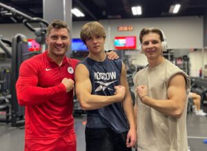 Dmitriy Yashankin Instagram - Я ЖЕНИЛСЯ В 17 лет . 
Дочка родилась в 1995 . 
Родители поддержали , помогли и со свадьбой и с трудностями , поняли , приняли.
Папа из меня конечно вышел не самый лучший, работа , разъезды , поиск возможностей , спорт , выступления , первый бизнес . 
Прожили мы вместе не долго , семью сохранить не удалось . 
Наташке было 2,5 года , когда в 1998 я переехал в Москву . 
Оставил ее в Димитровграде с ее мамой . Тяжело было , винил себя , переживал ,  депрессировал . 
Но потом нашел себя, друзей , работу , успокоился , принял ситуацию и начал , так сказать , новую жизнь .
К дочке приезжал , привозил подарки , брал на прогулки , ходил в кафешки , пытался как-то участвовать в жизни девочки , радовать по возможности . 
Родителям низкий поклон , помогали , воспитывали , общались , растили . А когда переехали в Екатеринбург, Наташка переехала к ним и поступила в институт. 
Ей уже 28 , взрослый человек, красивая женщина. 
А для меня она та же , маленькая, миленькая, веселая, беззаботная , кудрявая девчонка и я до сих пор поздравляю её с Днём защиты детей 😉
И Слава Богу за всё , возможно если бы не та ситуация и не те затруднения, всё было бы по другому . Или вообще не было .

В 2000 я встретил любовь всей своей жизни 🥰, мы поженились и у нас появились замечательные , прекрасные , любименькие детишечки Юрасичка и Алёшенька …
А сейчас это уже здоровые ,взрослые , бородатые мужики 😅 
ну эту историю вы уже знаете 😂

Москва, Круглое озеро , 1 июня 2024 г