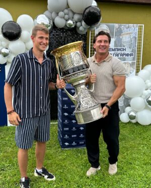 Dmitriy Yashankin Instagram - ОТМЕТИЛИ ДЕНЬ РОССИИ 🇷🇺🏆

И победу @d.silantyev14 в Кубке Гагарина 🥳

Оказалось , что в Кубок поместилось 16 бутылок шампанского 🍾😅
И полбутылки в Яшаньского 🤣🤣🤣

Ну а чё , повод то вон какой , наш парень привёз Кубок домой в Зеленоград к родителям !!! Красавец !!! Чемпион 💪🏻

Классно встретились , отметили , отпраздновали , прибухнули 😅 , поплясали , даже гимн спели 🫡 

Лера @silantyeva.va спасибо за воспитание чемпиона 😉✊🏻

С понедельника начинаем подготовку к новому сезону !!! 
До встречи в @encorerus 😉💪🏻