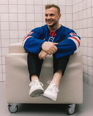 Dmitriy Zhuravlyov Instagram - Диван в душевой… во-первых, это удобно… 🚿
Вы бы видели как я там танцую под Амбреллу😁 
Кстати, вы поёте в душе? Что поёте?