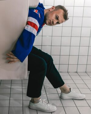 Dmitriy Zhuravlyov Instagram - Диван в душевой… во-первых, это удобно… 🚿
Вы бы видели как я там танцую под Амбреллу😁 
Кстати, вы поёте в душе? Что поёте?