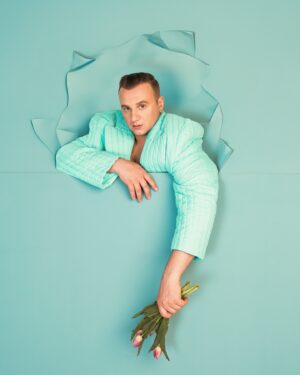 Dmitriy Zhuravlyov Instagram - Какое слово съел?

Этой невероятной фотосессией я обязан прекрасной команде! Вот эти герои красок, света и тоналки: 
Prod/photographer: @yanainsmut 
Stylist: @igor_shunto 
Muah: @adamvil
Video: @soulja_g
Голубой костюм: @znwr.store
Accessories @masson_jewelry