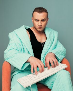 Dmitriy Zhuravlyov Instagram - Какое слово съел?

Этой невероятной фотосессией я обязан прекрасной команде! Вот эти герои красок, света и тоналки: 
Prod/photographer: @yanainsmut 
Stylist: @igor_shunto 
Muah: @adamvil
Video: @soulja_g
Голубой костюм: @znwr.store
Accessories @masson_jewelry