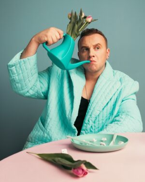 Dmitriy Zhuravlyov Instagram - Какое слово съел?

Этой невероятной фотосессией я обязан прекрасной команде! Вот эти герои красок, света и тоналки: 
Prod/photographer: @yanainsmut 
Stylist: @igor_shunto 
Muah: @adamvil
Video: @soulja_g
Голубой костюм: @znwr.store
Accessories @masson_jewelry
