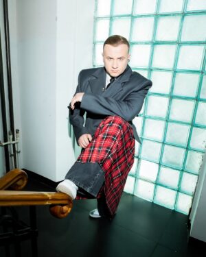 Dmitriy Zhuravlyov Instagram - ФРИИИИДОМ!!! 
Это модный контроль! Вы задержаны за: вязанные полусапожки, джинсы на низкой талии, принты-татуировки на футболках… 
за что ещё надо задерживать, пишем варианты! ⬇️

Style: @sofiakabachkova 
Ph: @nelitvinova