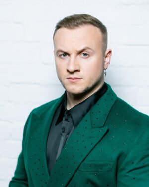 Dmitriy Zhuravlyov Instagram - Пиджак Буйнова, Лазарева или Баскова. Вот, Ба, я выложил 💚
Зелёный деревянный дракон 🐉