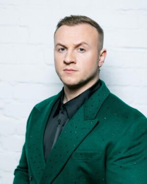 Dmitriy Zhuravlyov Instagram - Пиджак Буйнова, Лазарева или Баскова. Вот, Ба, я выложил 💚
Зелёный деревянный дракон 🐉