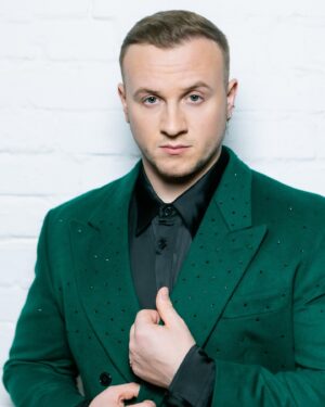 Dmitriy Zhuravlyov Instagram - Пиджак Буйнова, Лазарева или Баскова. Вот, Ба, я выложил 💚
Зелёный деревянный дракон 🐉