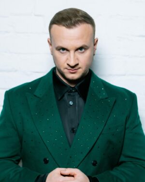 Dmitriy Zhuravlyov Instagram - Пиджак Буйнова, Лазарева или Баскова. Вот, Ба, я выложил 💚
Зелёный деревянный дракон 🐉