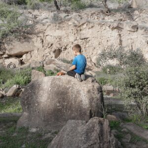 Dmitry Markov Instagram - Пять лет назад в Дагестане были убиты братья Гасангусейновы. Наби было 17, Гасангусейну 18. Они были единственными сыновьями Муртазали. Его детей объявили террористами.

Сыновей Муртазали знали все: они пасли скот жителей трех сел. Оба собирались в армию, а над их пастушеским домиком на пастбище в горах развевался российский флаг. Рано утром 24 августа 2016 года на их тела по дороге домой наткнулся родственник. Они лежали лицами вниз. Их расстреляли военные.

«Я и жена моя Патимат — инвалиды, — рассказывает мужчина. — У нас маленький тухум (семейная община). Видимо, поэтому и выбрали моих сыновей в качестве жертв. Заступиться некому. Думали, их убьют, а мы пошумим и все забудем».

Муртазали родился в Гоор-Хиндахе — аварском селе, чье небольшое и сплоченное население привыкло выживать в непростых условиях. Получил восемь классов образования и всю жизнь зарабатывал нелегким сельским трудом: «Сено косили, сад поливали, фрукты выращивали, пахали землю. Трактора не было, быками пахали», — вспоминает мужчина.

А в зрелые годы ему пришлось изучать законы и погружаться в юридические премудрости, чтобы хоть посмертно защитить своих сыновей и тех, кто пока жив, но может стать легкой добычей, жертвой оговора, уничтоженным «боевиком».

«Дело убитых пастухов сильно выделяется. Братьев сразу убили. Тогда в горах неподалеку действительно скрывались двое боевиков, которых не могли поймать. Видимо, начальство требовало результатов, и братьев Гасангусейновых фактически отдали на заклание», — говорит юрист Комитета против пыток, который сейчас представляет интересы Муртазали.

Через четыре месяца силовики убили двух боевиков, причастных к инкриминируемым сыновьям Муртузали преступлениям. «Тогда я возмутился: а за что убиты мои сыновья?»
—
Полностью прочитать текст Лидии Михальченко «Кто мог меня удержать?» и помочь правозащитникам можно на сайте «Таких Дел»

📷: Дмитрий Марков / @dcim.ru для @takiedela.ru

https://takiedela.ru/2021/08/kto-mog-menya-uderzhat/