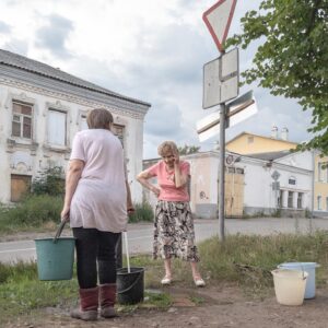 Dmitry Markov Instagram - Сегодня @yandex.maps опубликовали исследование о необычных названиях российских сел и деревень. Ребята проанализировали 160 тысяч топонимов: помимо поселков с забавными названиями вроде Совьи Лапки, Чики или Большое Свинорье, аналитики нашли пары локаций, которые складываются в целые истории. Одну из таких — деревню Будущее и поселок Прогресс — я решил сфотографировать.

В Будущем красиво. Тихому созерцанию среднерусского пейзажа способствует полное отсутствие мобильной связи. Старожил поселка Юрий Васильевич, рассказал нам, что сегодня в Будущем живет около 30 человек. Однако раньше, во времена работы спиртзавода население переваливало за тысячу (в очередной раз убеждаешься, что спирт — фундаментальная основа и залог жизни на селе). Тем не менее, в будущее жители Будущего смотрят с оптимизмом. И, надо признать, это заражает: глядя как в свои 80 с хвостиком лет Юрий Васильевич управляется с хозяйством, играет на гармошке и строит отношения с соседкой (супругу он давно похоронил) проникаешься восхищением и верой — в свою очередь, — в будущее собственное.

На въезде в поселок Прогресс расположено производство популярных нынче (и отнюдь недешевых) домов и бань из кругляка. Правда на этом прогресс Прогресса и заканчивается. Центр поселка: пятачок на котором находятся администрация, дом культуры и колонка. Уличные колонки в Прогрессе (равно как и в соседних Боровичах) — важное место, где люди встречаются и обсуждают новости. Мы приехали во время страшной жары и заметили, что местные жительницы набирали воды, чтобы поливать кусты и деревья во дворах жилых домов. Тот редкий случай, когда энергия бабушек, сидящих у подъезда, направлена в мирное русло.

Напоследок зашли в дом культуры на субботний концерт, и оказались практически единственными зрителями: из-за жары жители поселка предпочли культурной программе водно-оздоровительную.

Ссылка на исследование @yandex.maps в сторис.

#анонс #интеграция