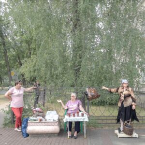 Dmitry Markov Instagram - Посетил Выксу (Нижегородская область) по приглашению фестиваля @vyksafest.

Выкса - это моногород, построенный вокруг металлургического завода. С первых минут прогулки меня охватила ностальгия по фабричному району, где я родился и вырос. Что-то неуловимое есть в подобных местах, где все друг друга знают, а двор возле дома ощущается такой же личной территорией как и твоя квартира. В интернете много фотографий улиц и домов Выксы, мне же захотелось снять ее жителей.

Кстати, о фотографии: 27-29 августа я вернусь в Выксу на первый фестивальный уикэнд, чтобы открыть Школу уличной фотографии, ментором которой станет @lekon_v .

До встречи!