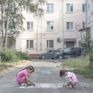 Dmitry Markov Instagram - Посетил Выксу (Нижегородская область) по приглашению фестиваля @vyksafest.

Выкса - это моногород, построенный вокруг металлургического завода. С первых минут прогулки меня охватила ностальгия по фабричному району, где я родился и вырос. Что-то неуловимое есть в подобных местах, где все друг друга знают, а двор возле дома ощущается такой же личной территорией как и твоя квартира. В интернете много фотографий улиц и домов Выксы, мне же захотелось снять ее жителей.

Кстати, о фотографии: 27-29 августа я вернусь в Выксу на первый фестивальный уикэнд, чтобы открыть Школу уличной фотографии, ментором которой станет @lekon_v .

До встречи!
