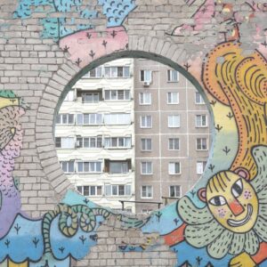 Dmitry Markov Instagram - Посетил Выксу (Нижегородская область) по приглашению фестиваля @vyksafest.

Выкса - это моногород, построенный вокруг металлургического завода. С первых минут прогулки меня охватила ностальгия по фабричному району, где я родился и вырос. Что-то неуловимое есть в подобных местах, где все друг друга знают, а двор возле дома ощущается такой же личной территорией как и твоя квартира. В интернете много фотографий улиц и домов Выксы, мне же захотелось снять ее жителей.

Кстати, о фотографии: 27-29 августа я вернусь в Выксу на первый фестивальный уикэнд, чтобы открыть Школу уличной фотографии, ментором которой станет @lekon_v .

До встречи!