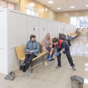 Dmitry Markov Instagram - Работа над публикацией о коми-пермяках привела меня в Кудымкар — даже я, со своим опытом путешествий по России и Пермскому краю (Чусовой, Ныроб, Березники, Кунгур) не подозревал о существовании этого городка.

Который оказался крайне аутентичным и по своему живописным. 

Гуляя по окраинам, затерялся в лабиринте деревянных двухэтажек и наткнулся на местных подростков, которые, как по команде чистили снег на сараях и гаражах (было утро субботы и, по-видимому, в первый день выходных всех выгнали работать). Давно замечено, что провинциальных детей, приученных к труду и послушанию, легко фотографировать. Они не спрашивают куда, не спрашивают зачем и не пищат о правах — они просто молча вытягиваются по стойке смирно. Потому что если взрослый сказал надо — значит надо, а куда и зачем — не их ума дело.

Буквально через час после моего чекина в Кудымкаре, прилетает восторженное сообщение от @alina.golfstrim, о том что это родина ее папы. И так постоянно: куда я не приеду, всегда в диапазоне одного рукопожатия найдется тот, кто крепко связан с этим местом. Я уже давно пребываю в ощущении, что путешествую по одному бесконечному пригороду, где все — соседи.

Часто говорят, что я показываю некую Россию (вместо «некой» подставьте любой эпитет — настоящая, глубинная, провинциальная и т.д.) Как будто есть одна Россия, в которой они живут, и другая, в которой живут все остальные. Конечно, существуют городские пузыри, где легко отлететь от реальности и воспринимать водопровод как само собой разумеющееся. Но правда в том, что все родом оттуда — с этих колонок, пятиэтажек и деревянных мостков.

P.S. Друзья, я сейчас работаю над книгой и редко снимаю, поэтому приглашаю в мой канал t.me/idcim (активная ссылка в профиле) где публикую заметки о жизни. Спасибо!