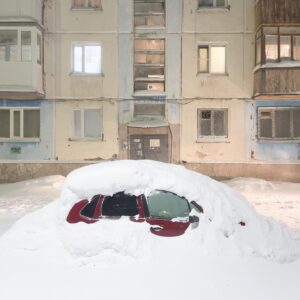 Dmitry Markov Instagram - Многие с возрастом мечтают перебраться в теплые края, а меня наоборот, тянет на север. Особый кайф — вдохнуть холодный воздух и раскрыть воротник, чтобы мороз схватил за шею и залез за шиворот. Воткнуть наушники и шататься по улицам пока щеки не начнут гореть огнем.

Каждый год стараюсь сгонять зимой на север; уже несколько раз был на Кольском, в этот раз решил отдохнуть в Коми.

Воркута показалась очень брутальной: бетонные коробки посреди тундры, пронизывающий ветер и сугробы выше колена. Что, впрочем, не мешает молодежи соответствовать стандартам красоты — ходить без шапок и с голыми щиколотками. Еще показалось, что Воркута это город собачников. Реально каждый третий прохожий выгуливал собаку. 

Перед поездом съездил на кладбище, где захоронены заключенные Воркутлага. Сложно представить сколько их, замученных и безымянных лежит в земле, только политзеков было 37 000. Путеец, что возил меня, рассказал что железная дорога в прямом смысле построена на костях: заключенных во время прокладки путей хоронили прямо под насыпями.